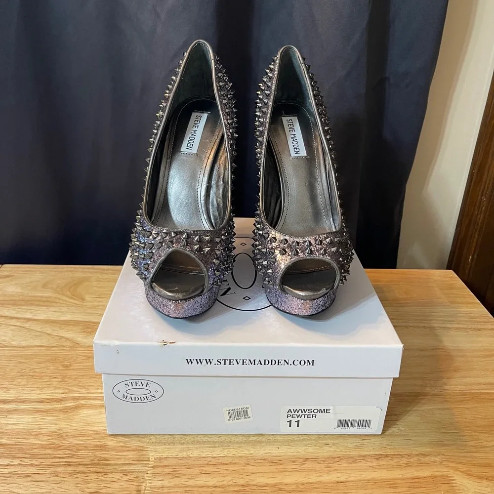 Steve Madden AWWSOME Pewter Glitter Spiked Platform Peep Toe Pumps Womens 11